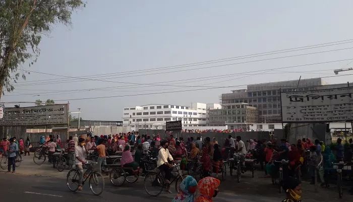 দিনাজপুরের ট্রিলিয়ন গোল্ড চুল তৈরীর কারখানা ইউএনওর নির্দেশে বন্ধ ঘোষণা