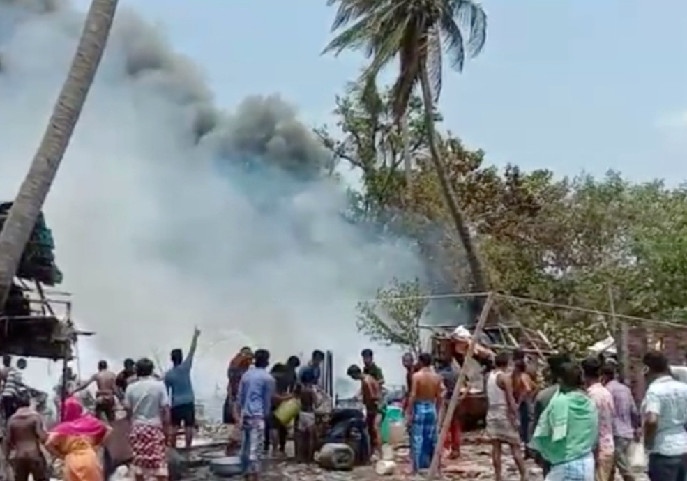 চিনারপার্ক কাছে আটঘরায় বস্তিতে আগুন, ঘটনাস্থলে দমকলের চারটি ইঞ্জিন