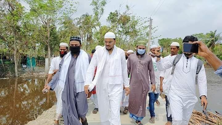 হাসনাবাদে ৫০০০ মানুষকে ত্রাণ বন্টন করলেন পীরজাদা আব্বাস সিদ্দিকী