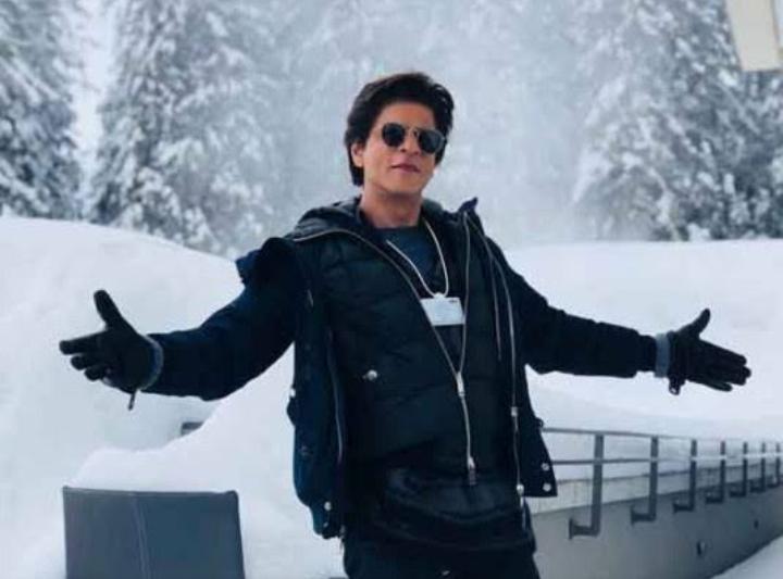 কলকাতার প্রতি অদ্ভুত টান, কলকাতার বইপাড়ার পাশে দাঁড়ালেন শাহরুখ