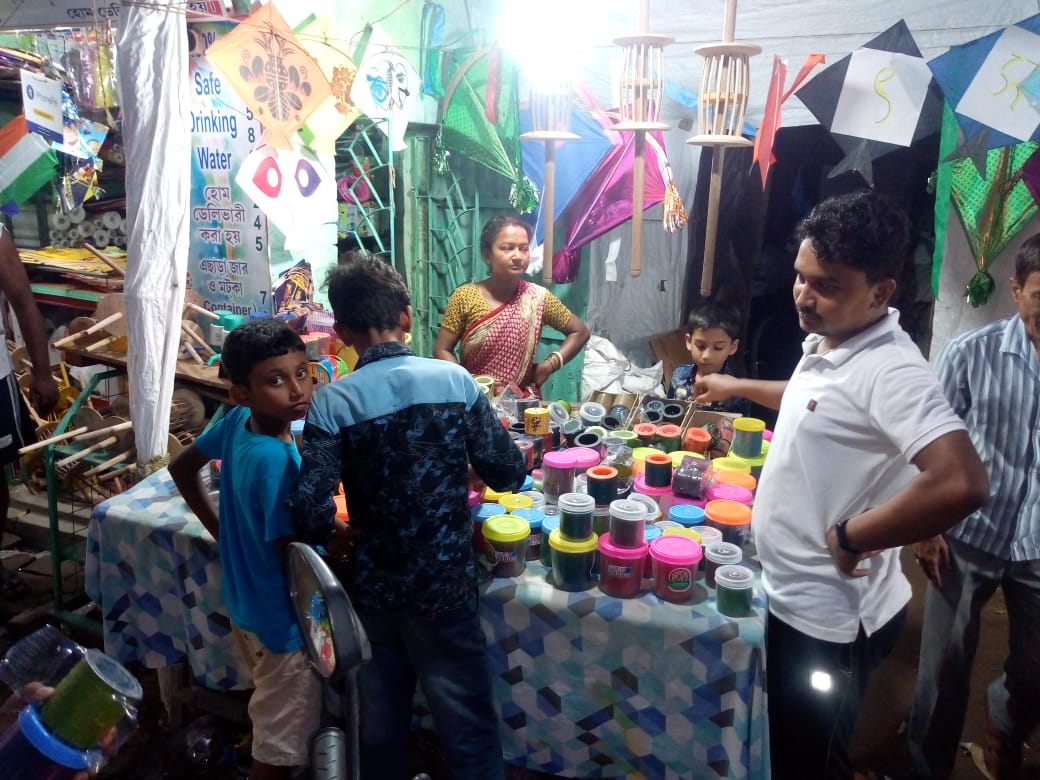 গৃহবন্দির একঘেয়ে জীবন কাটিয়ে উঠে, একটু আনন্দের খোঁজে লাটাই হাতে আকাশের দিকে নব প্রজন্ম