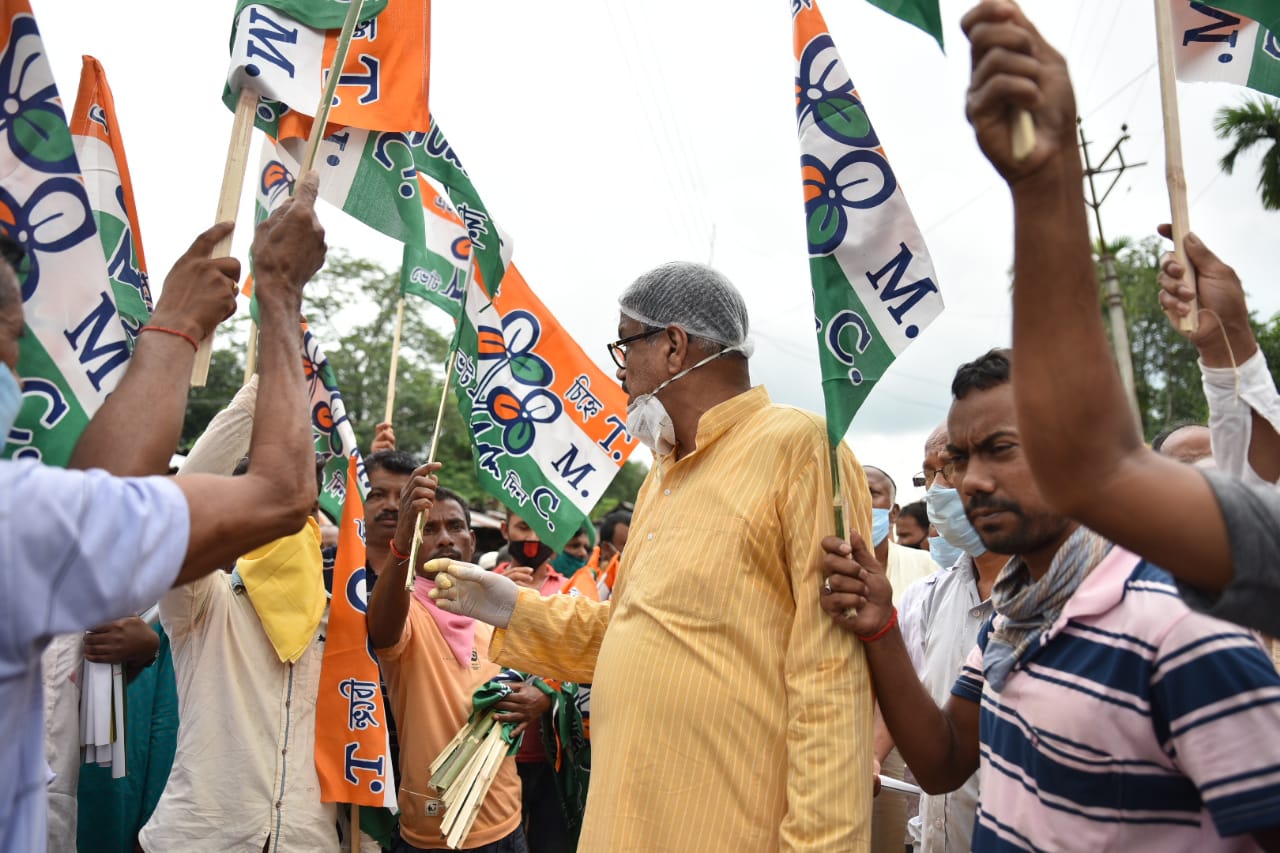 নাটাবাড়িতে বিজেপি ছেড়ে তৃণমূলে যোগদান ১৪২ টি পরিবারের