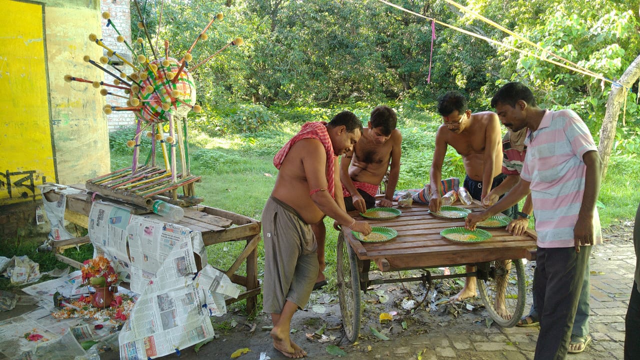 করোনাদেবীর খিচুড়ি, প্রসাদ, মূর্তি বানিয়ে পুরোহিত মন্ত্রচ্চারণের মাধ্যমে শান্তিপুরে অভিনব পুজো