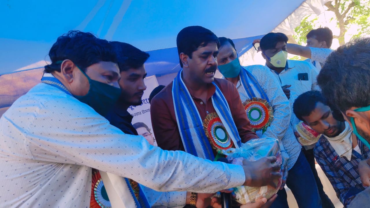 সামাজিক দুরত্ব না মেনে ত্রাণ বিতরণে জনসভা তৃণমূল যুব কংগ্রেসের