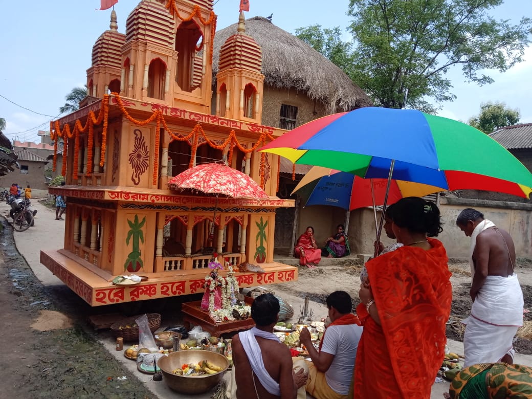 রাস্তায় নামছে না রথ