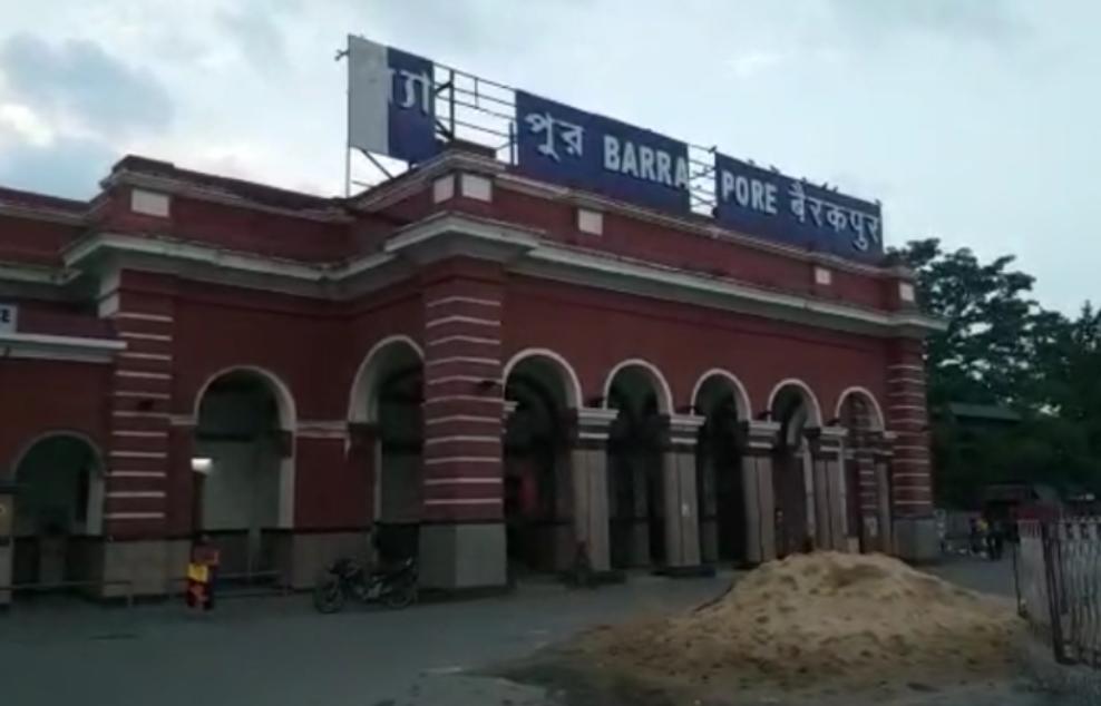 লোকাল ট্রেন বন্ধ, বন্ধ রোজগার, অবসাদে আত্মহত্যা হকারের