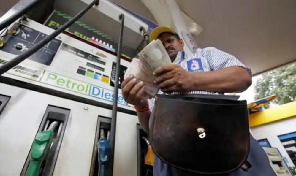 এবার পেট্রোলের দামকে ছাড়িয়ে গেল ডিজেল