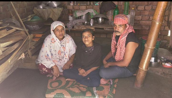 দরিদ্র পরিবারে শারীরিক প্রতিবন্ধকতা! অনটনে দিন কাটছে মালদার খুশবুর পরিবারের