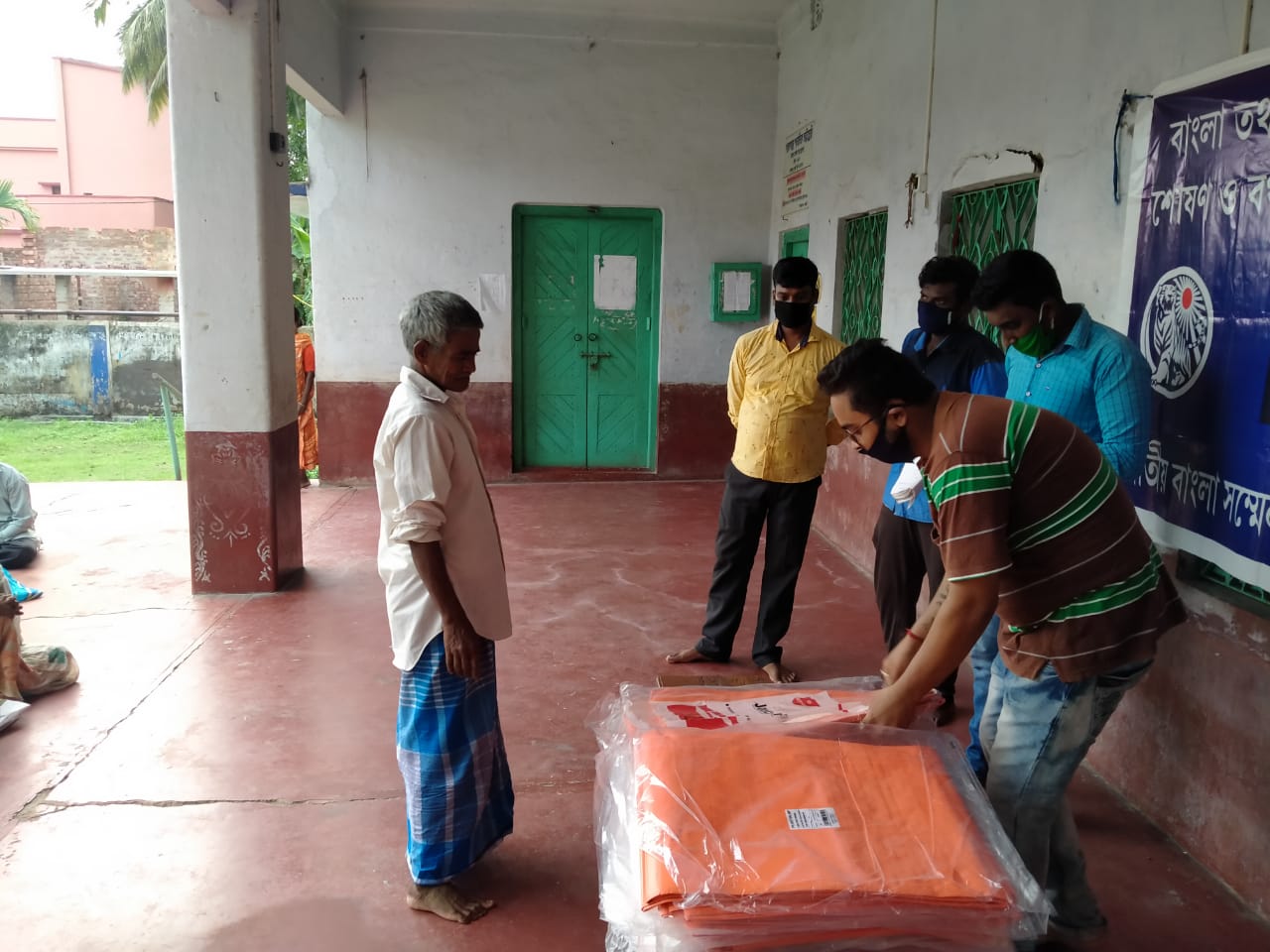 আমপান বিধ্বস্ত ২০ টি পরিবারের হাতে ত্রাণ তুলে দিল জাতীয় বাংলা সম্মেলন