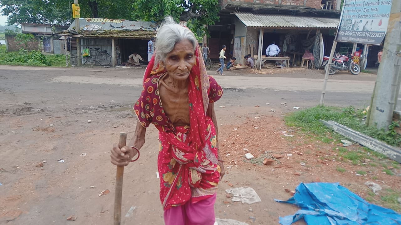 খেতে দেয় না বৌমা, অত্যাচারে ঘরছাড়া বৃদ্ধা শ্বাশুড়ি