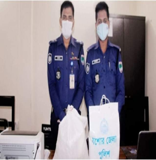 যশোরে করোনা পজিটিভ রোগীর বাসায় পুলিশ সুপারের উপহার সামগ্রী: