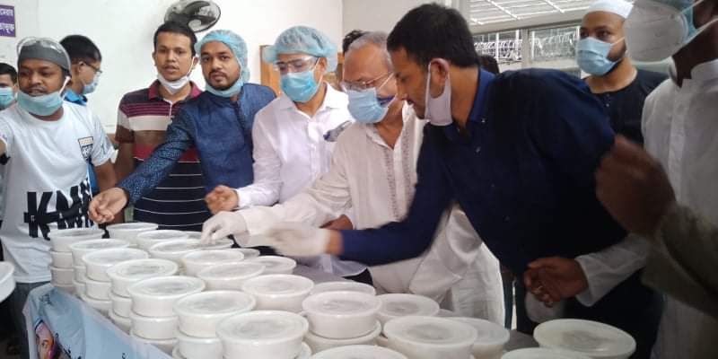 ‘দুস্থ-অসহায়দের মাঝে খাবার বিতরণে মোহাম্মদপুর থানা ছাত্রদল’