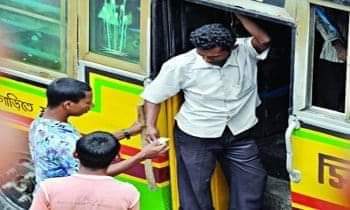 হরিশ্চন্দ্রপুর থেকে চাঁচল গামী জাতীয় সড়কে বৃষ্টিতে রাস্তায় জল জমে বাড়ছে দুর্ভোগ