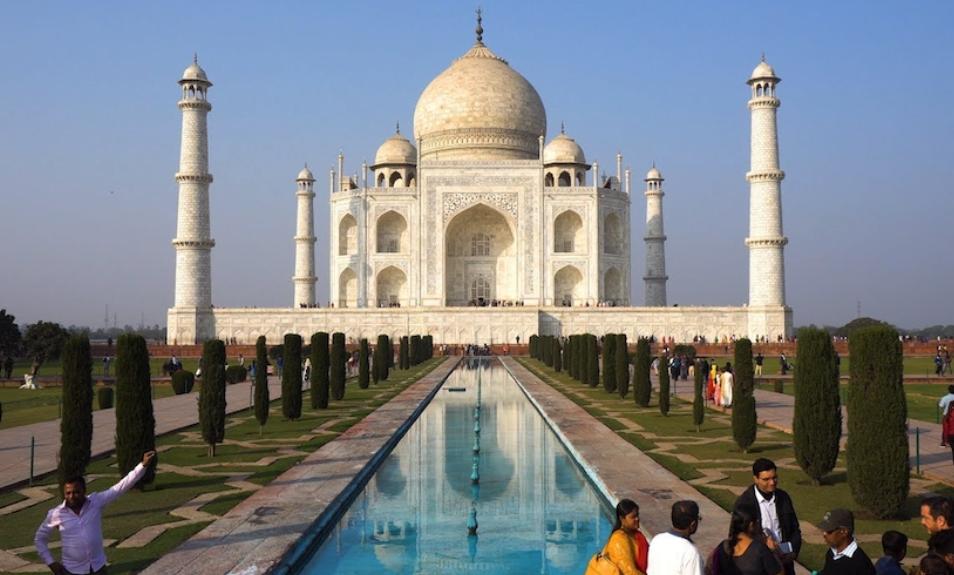 কথা থাকলেও করোনা আতঙ্কে খুলছে না তাজমহল