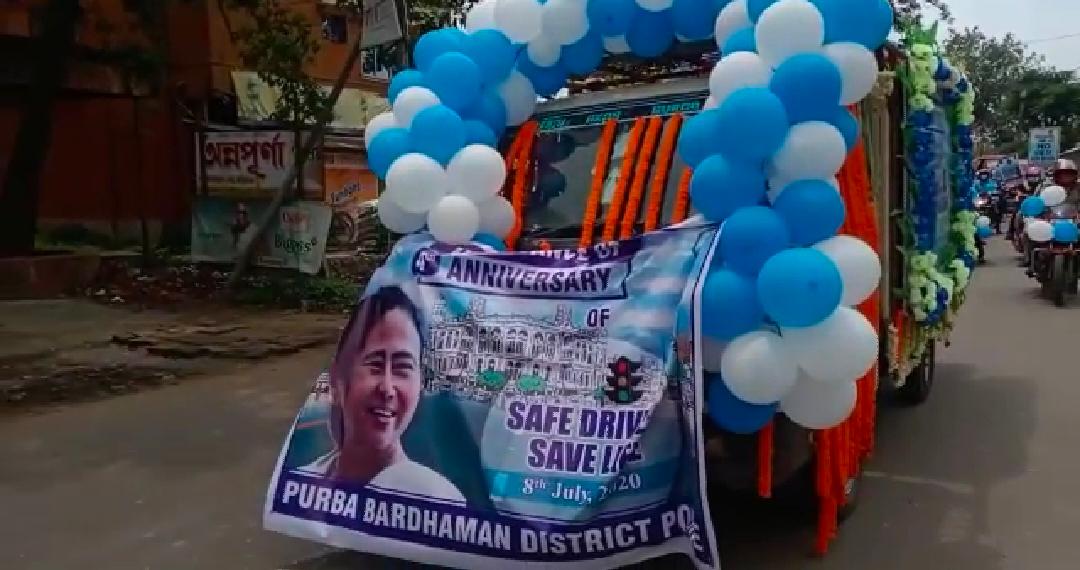 পথ চলতি মানুষকে সচেতন করতে মন্তেস্বর থানা পুলিশ প্রশাসন সেভ ড্রাইভ সেভ লাইফ কর্মসূচি