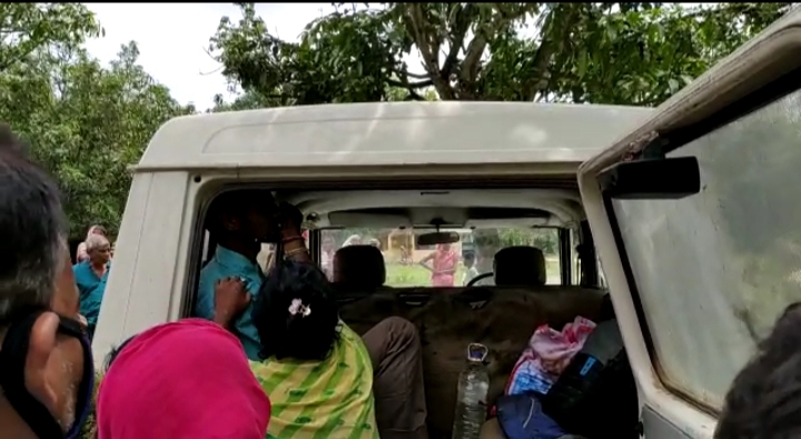 কখনো ছোট বাচ্চার মুখে খাবার তুলে,কখনো ভারসাম্যহীন মানুষকে বাড়ি ফিরিয়ে নজির গড়ছে টিম তারাশঙ্কর চ্যারিটি