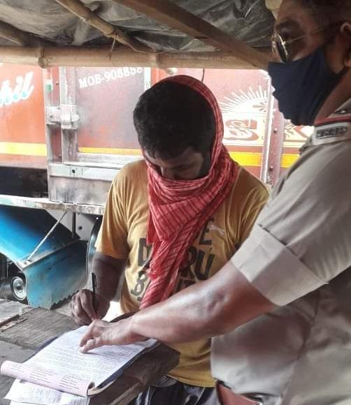 ভাঙ্গড়ে পুলিস তৎপর চালকের মাস্ক ও গাড়ি পার্কিং — এ