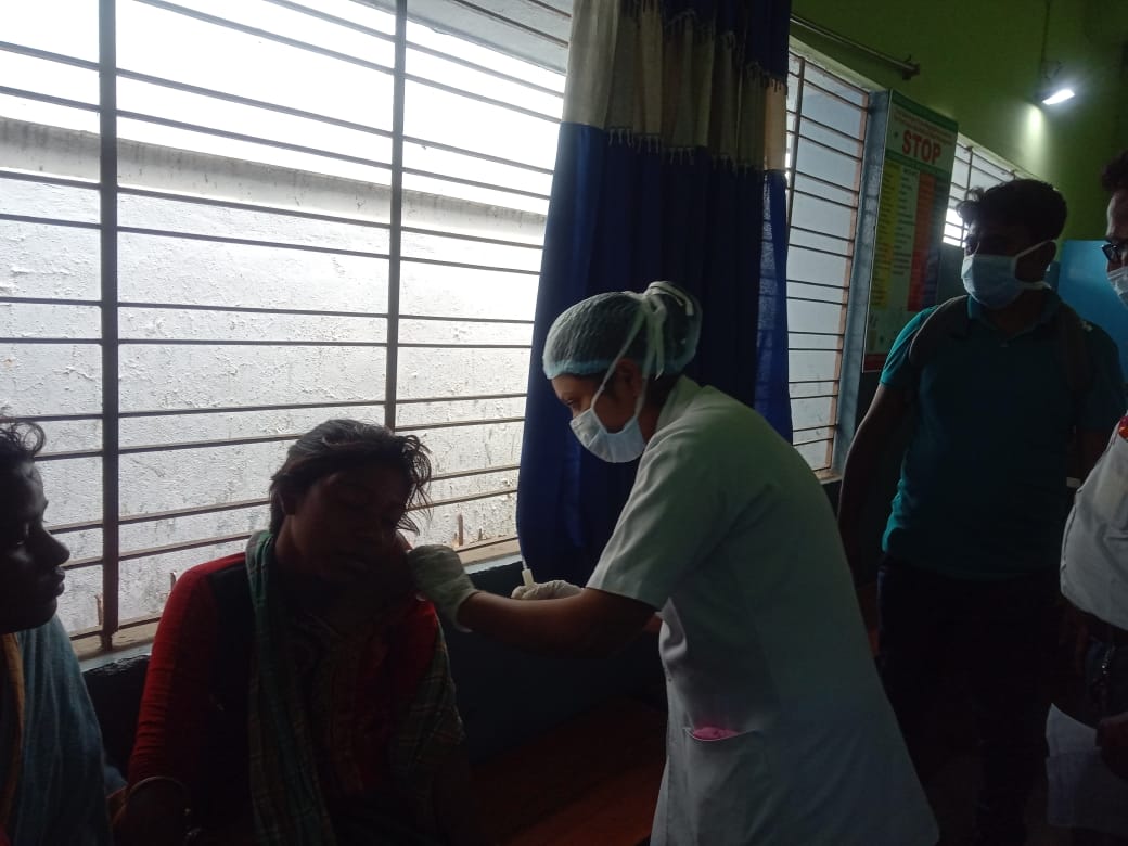 মোটর ভ্যান উল্টে গুরুতর আহত ছয়