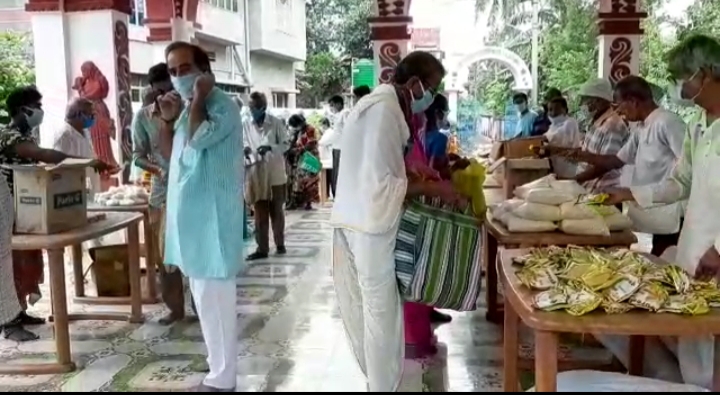 বিগ্রহ বাড়ি সমন্বয় সমিতির বিনামূল্যে খাদ্যসামগ্রী দান গোস্বামী বাড়ির তরফে