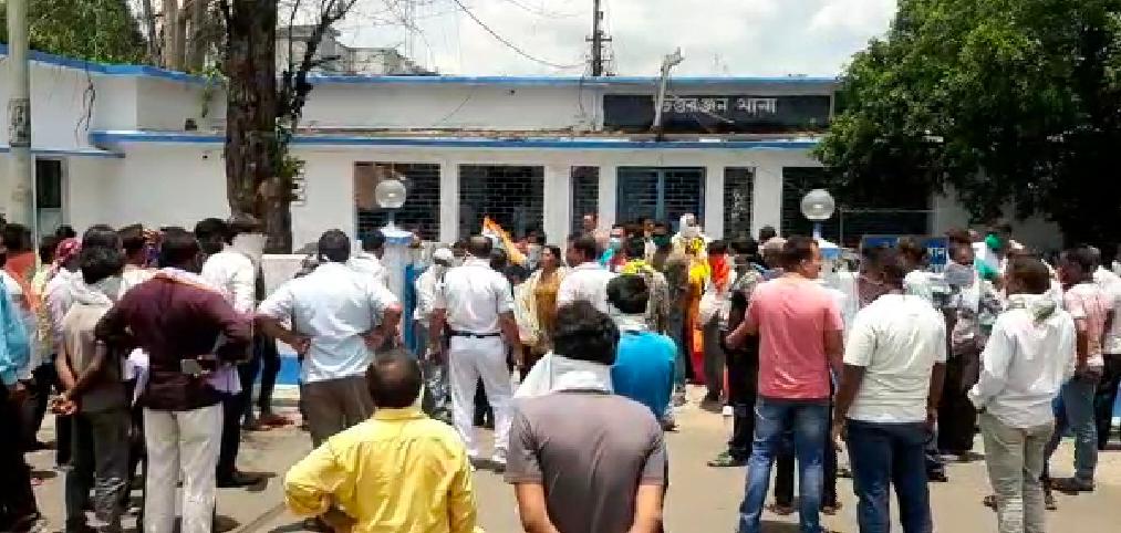 চিত্তরঞ্জন থানার সামনে তৃণমূল ও বিজেপির কর্মীদের তুমুল সংঘর্ষ