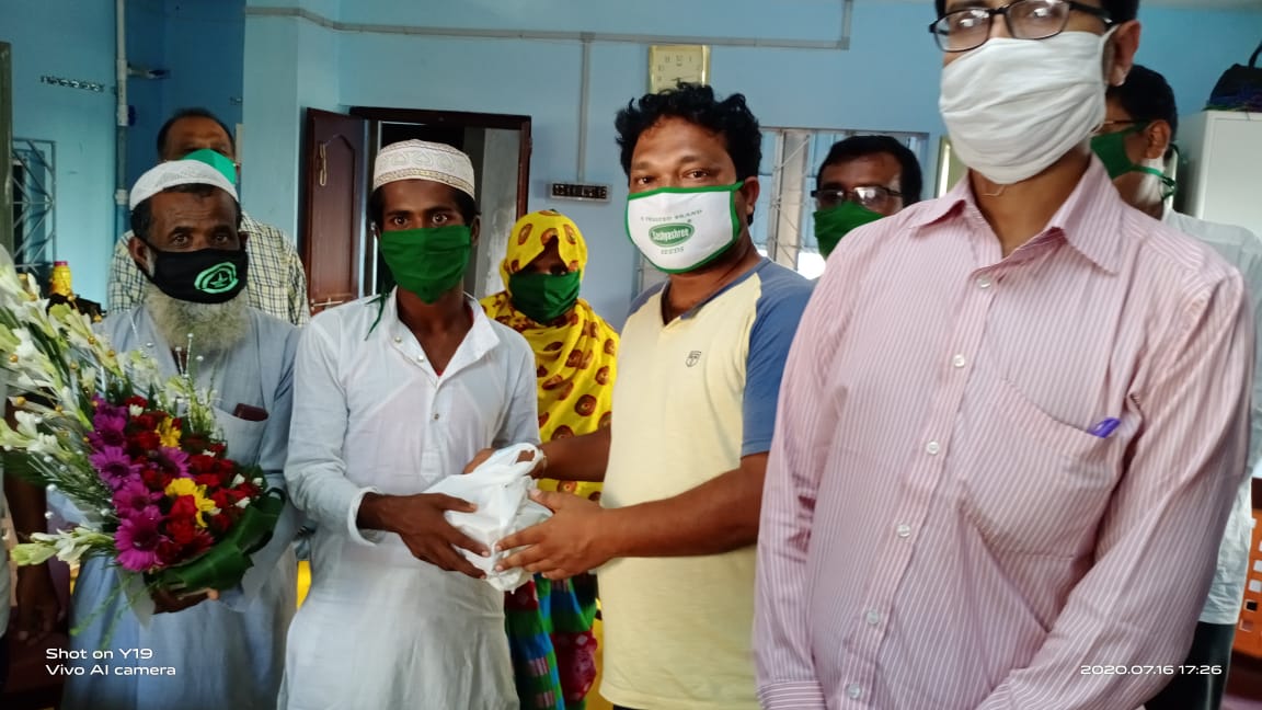 ফাজিল পরীক্ষার তৃতীয় স্থান অধিকারী দরিদ্র পরিবারের সন্তান মোফিজুউল্লাহ কে সংবর্ধনা আরামবাগ প্রশাসনের