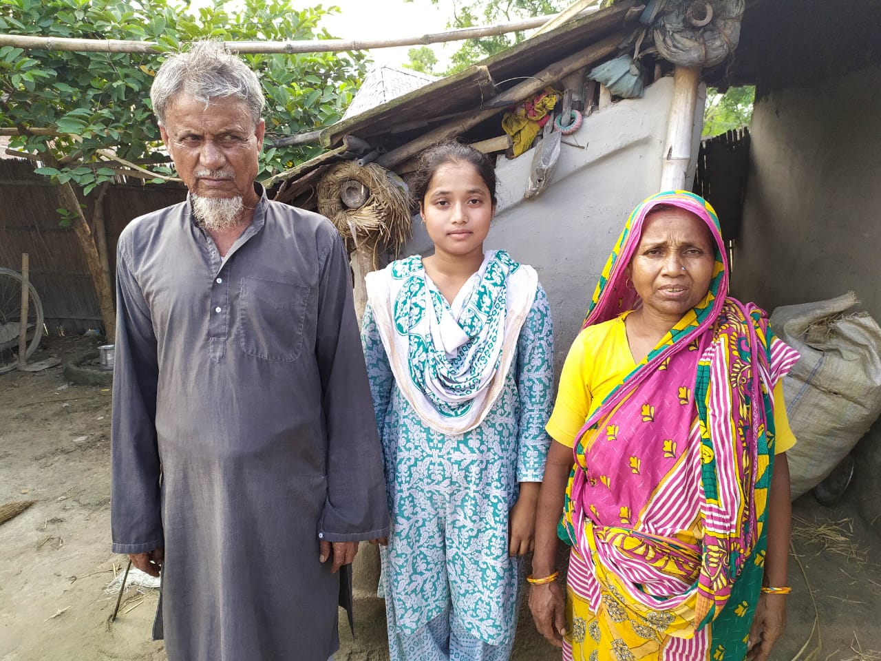উচ্চমাধ্যমিকে ৪৫০,উচ্চশিক্ষা নিয়ে দুঃশ্চিন্তায় কৃষকের মেয়ে আয়েশা।