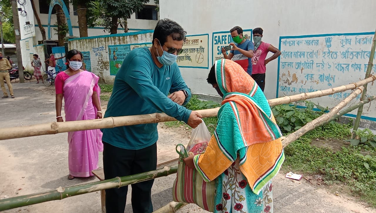 সুদক্ষ প্রশাসকের নজর সবদিকে, মানবিকতায় কনটেইনমেন্ট জোনে খাদ্য সামগ্রী পৌঁছলো বিডিও
