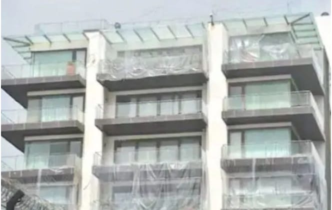 করোনা থেকে বাঁচতে প্লাস্টিকে মুড়লেন শাহরুকের বাড়ি মান্নাতকে