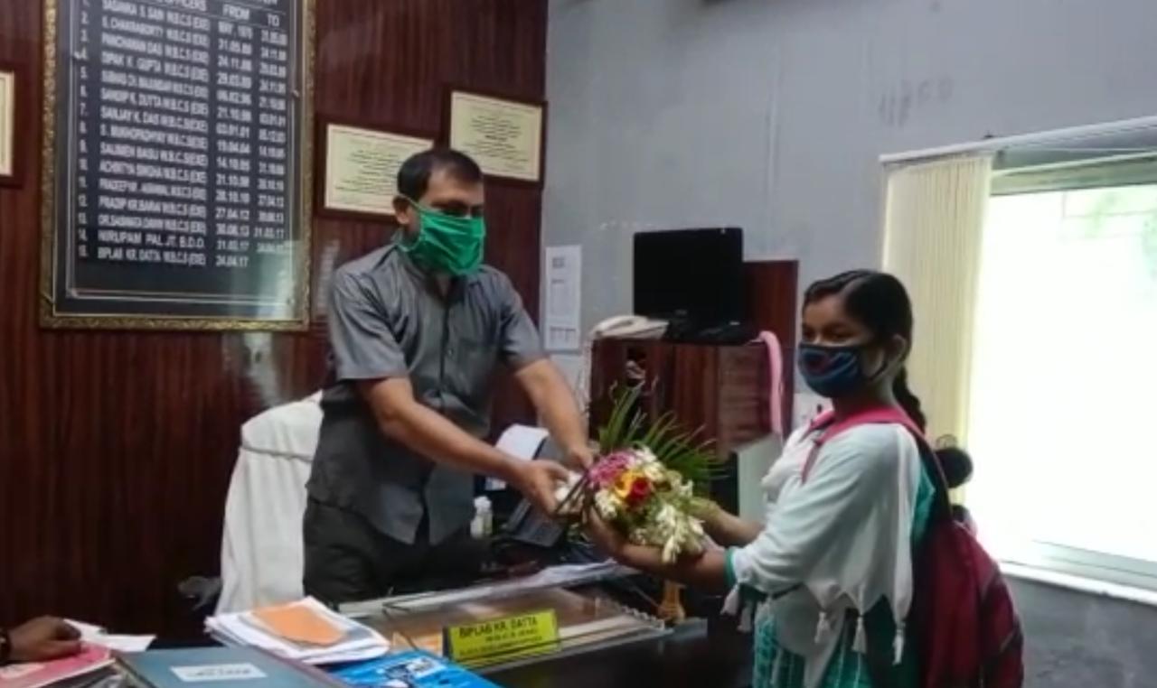 উচ্চ মাধ্যমিক পরীক্ষায় কৃতি ছাত্রী পাপড়ি হাজরাকে সংবর্ধনা ও শুভেচ্ছা জানালেন মন্তেস্বর এর বিডিও