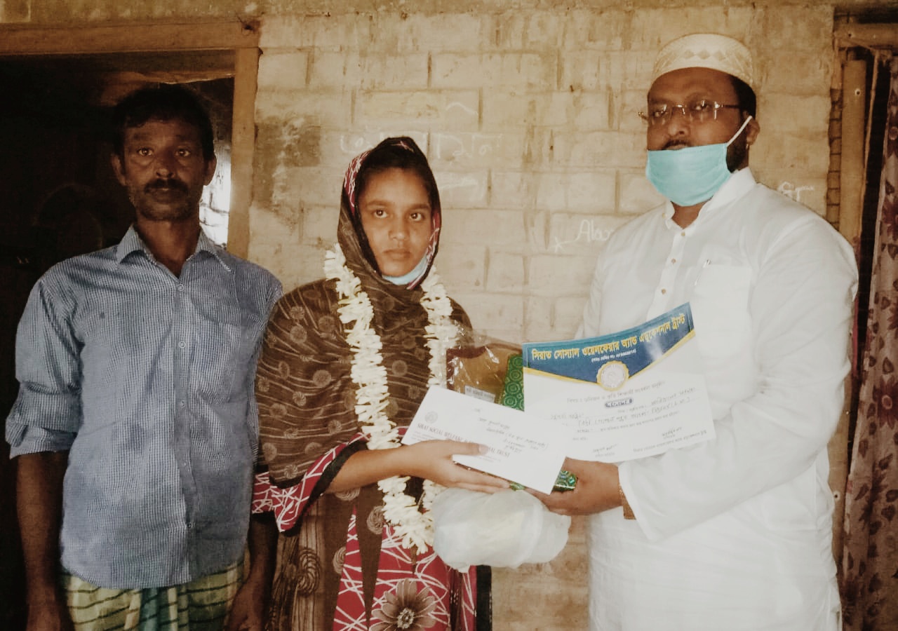 উচ্চ মাধ্যমিকে পঞ্চম সুপর্না খাতুনকে সংবর্ধনা সিরাতের এডুকেশনাল ট্রাস্টের
