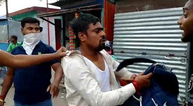 পরকীয়া সন্দেহে মালদা টাউন রেল স্টেশন চত্বরে গণধোলাইয়ের শিকার এক যুবক।