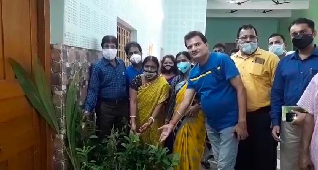 পরিবেশ দূষণরোধে বনবিভাগ দপ্তরের সহযোগিতায় গাছের চারা তুলে দিলেন বারাবনির বিধায়ক