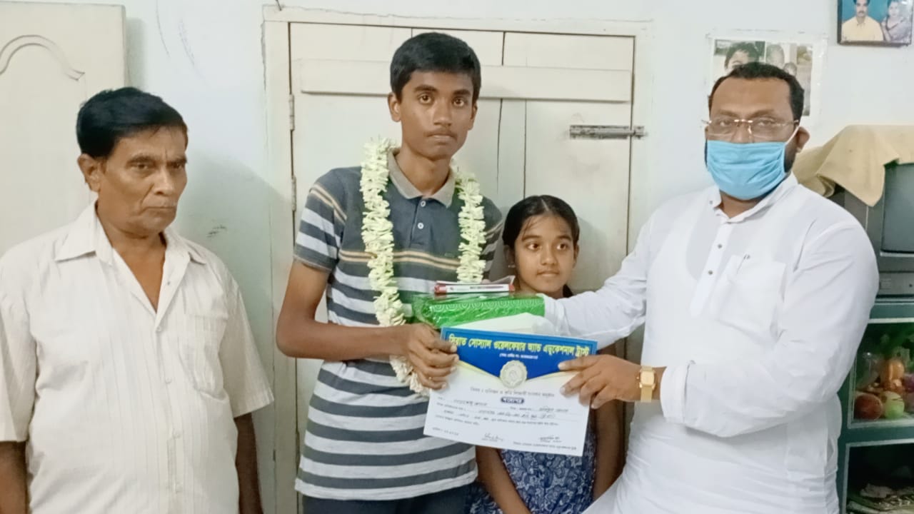 মাধ্যমিকে কৃতি ছাত্র পারভেজ আলমকে সংবর্ধনা জানাল সিরাত