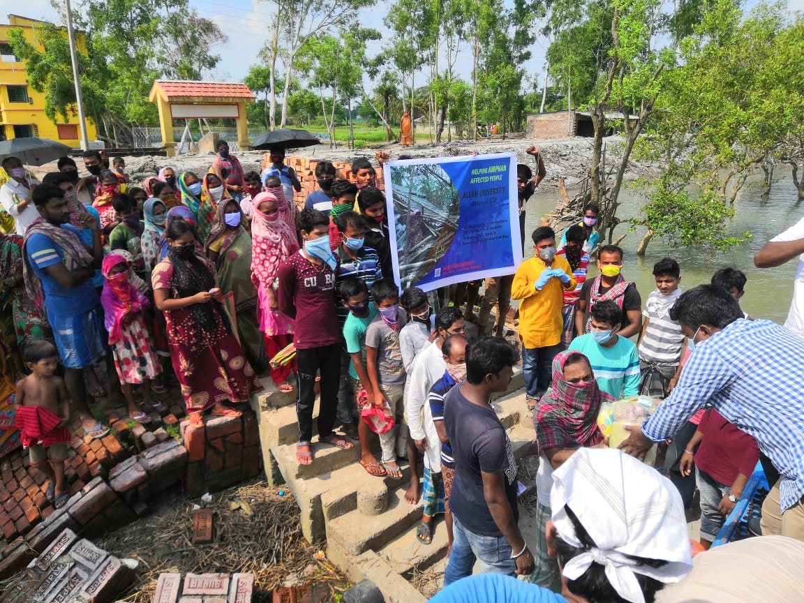 আমফানে ক্ষতিগ্রস্ত মানুষদের পাশে আলিয়ার শিক্ষক ও পড়ুয়ারা