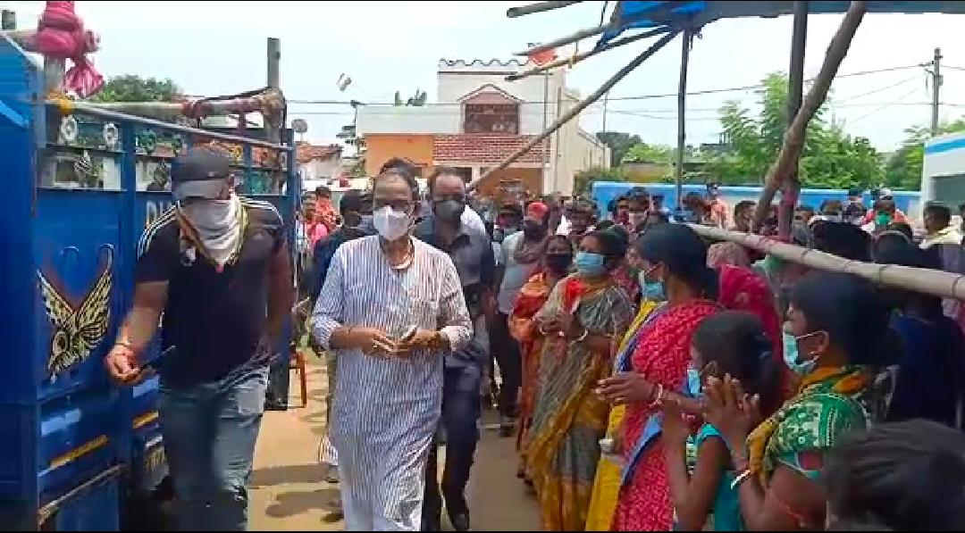 তিনশো অসহায় পরিবারদের হাতে খাদ্য সামগ্রী তুলে দিলেন রাজ্যের মন্ত্রী মলয় ঘটক