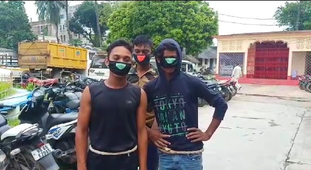 বাংলাদেশ সীমান্ত ফেন্সিডিল সহ দুই পাচারকারীকে পাকড়াও করল বিএসএফ