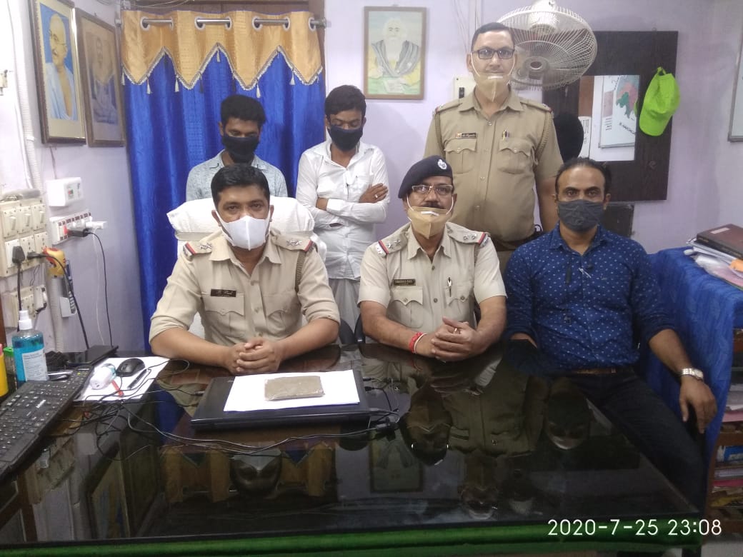 বেআইনি ব্রাউন সুগার সহ দুই পাচারকারীকে গ্রেফতার করল মোথাবাড়ি থানার পুলিশ