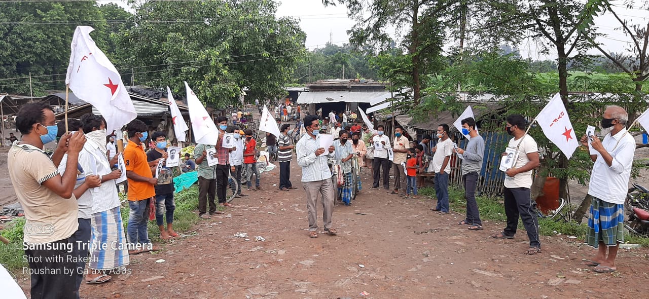 কাফিল খানকে নিঃশর্ত মুক্তির দাবিতে সুতির মহেশাইল হাটে প্রতিবাদ কর্মসূচি পালন