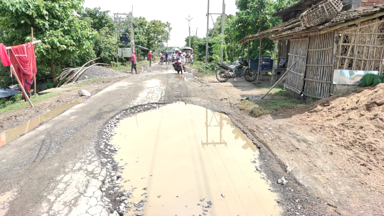 প্রাণের ঝুঁকি নিয়ে ফুলহার বাঁধ রোডের যাতায়াত, বিক্ষোভ এলাকাবাসির