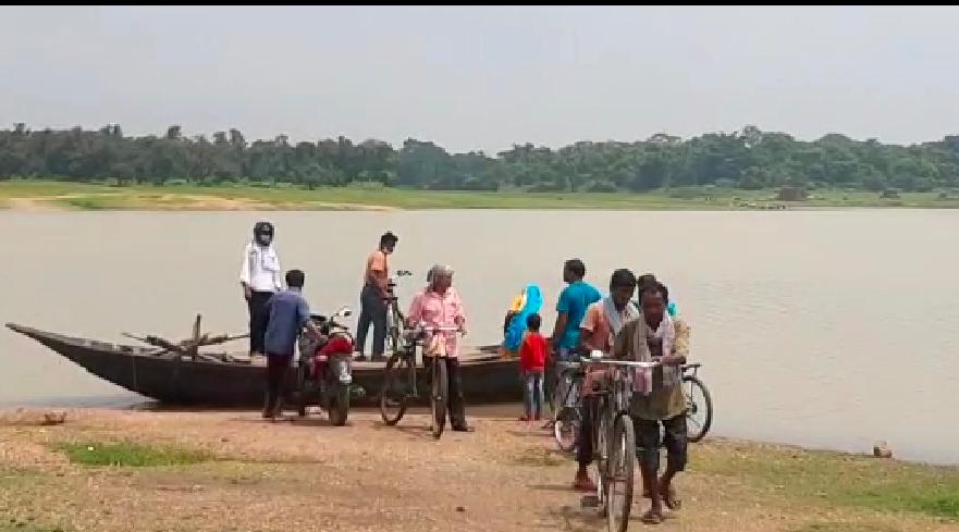 লকডাউনকে উপেক্ষা করে অবাধে নৌকা পারাপার