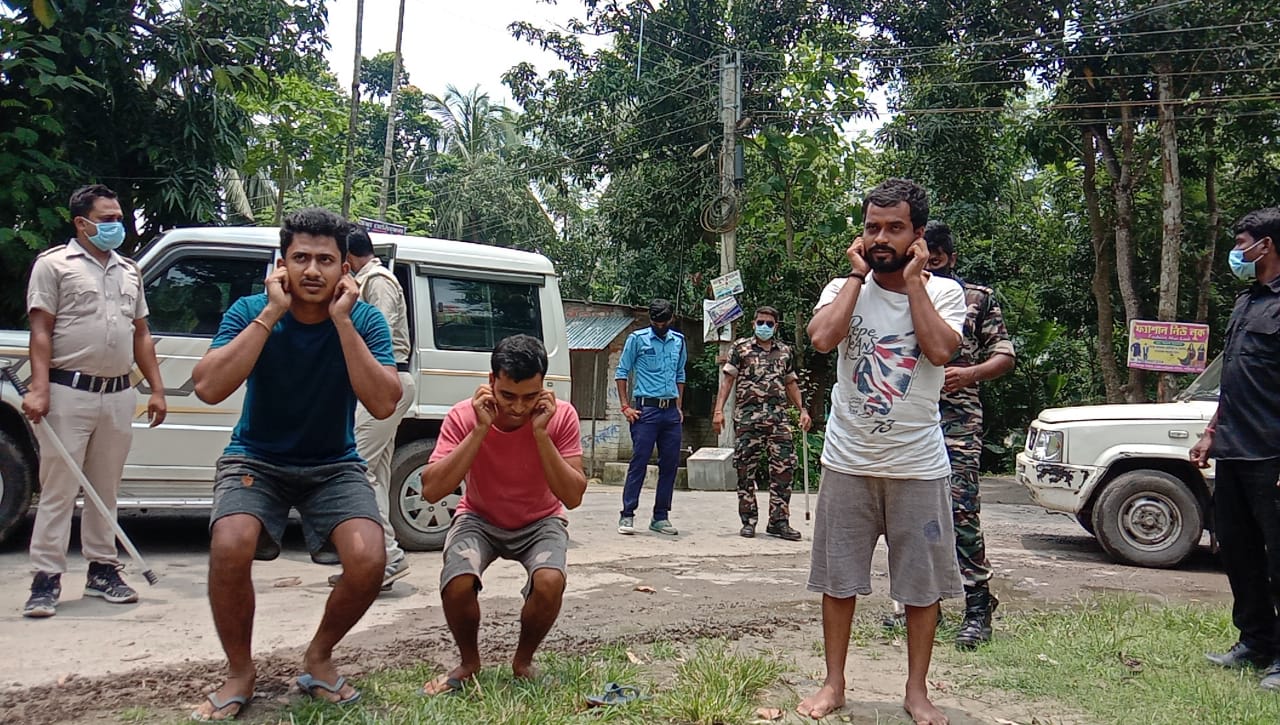 লকডাউনে মদের আসর,পুলিশের হানা, আটক বেশ কয়েক জন