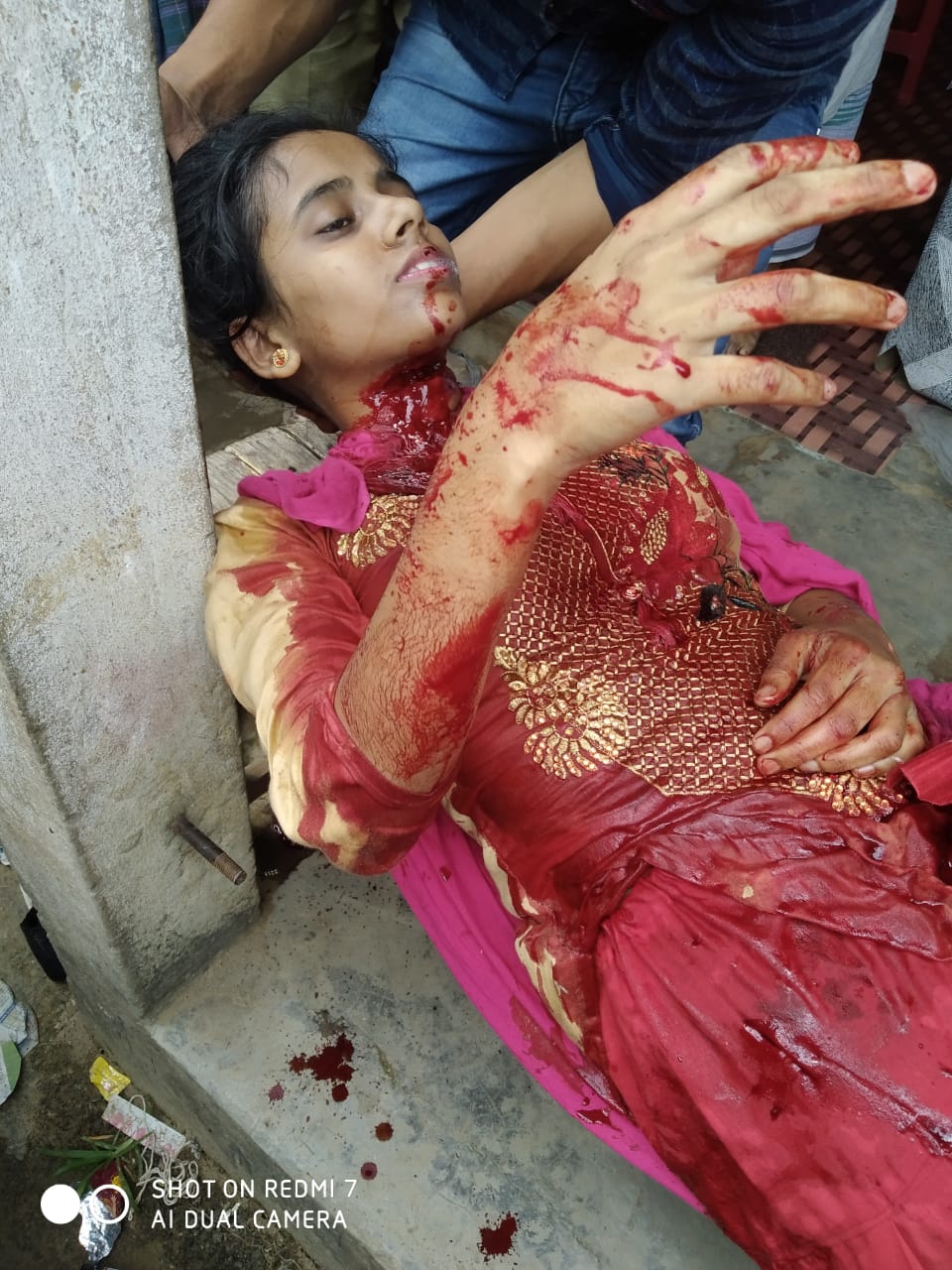 কাপড়ের দোকানে ঢুকে আত্মহত্যার চেষ্টা দশম শ্রেণীর ছাত্রীর