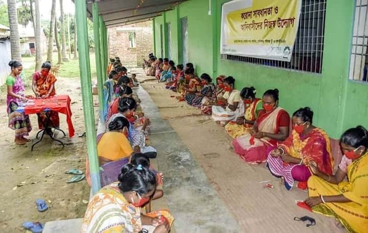 গাইবান্ধা জেলার গোবিন্দগঞ্জে আদিবাসীদের ব্যতিক্রমী আয়োজনে মাস্ক বিতরণ।