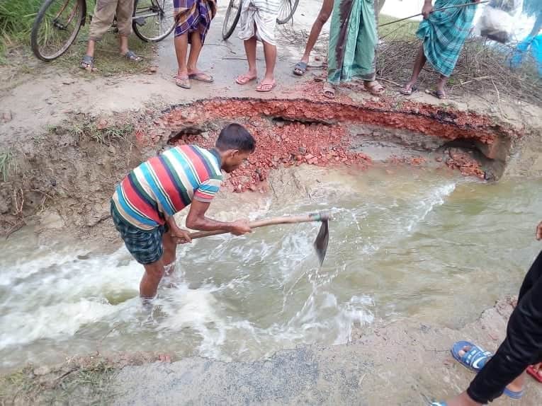 লালপুরে পুকুর মালিকদের দখলে খাল, পানি নিষ্কাশনে পাকা সড়ক কেটেছে পানি বন্দীরা