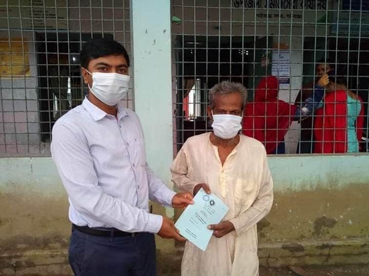 গাইবান্ধায় ৮০ বছরের জয়নালের হাতে অবশেষে বয়স্কভাতা কার্ড।