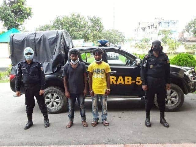 নাটোরে ৪৮৫ পিচ ইয়াবাসহ দুই মাদক ব্যবসায়ীকে আটক করেছে র্যাব-৫