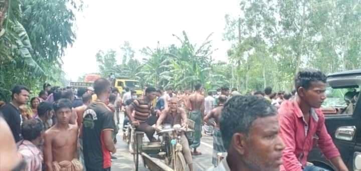 পলাশবাড়ীতে মাইক্রোবাসের ধাক্কায় দুই ব্যাক্তি নিহত, বিক্ষুব্ধ এলাকাবাসীর মহাসড়ক অবরোধ