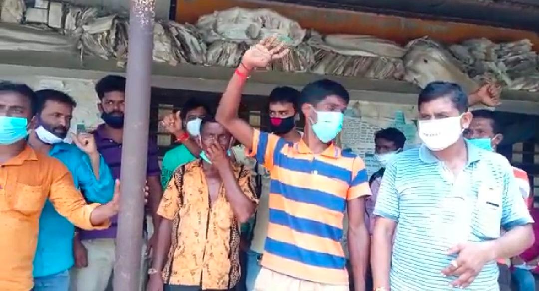 মন্তেস্বর গ্রাহক বিদ্যুৎ পরিসেবা কেন্দ্রের সামনে তিন দফা দাবি নিয়ে বিক্ষোভ