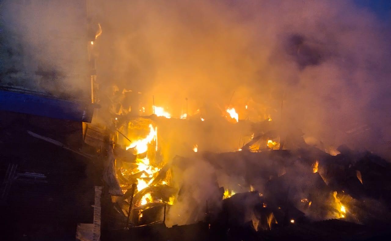 বারুইপুরের কাপড় পট্টিতে আগুন