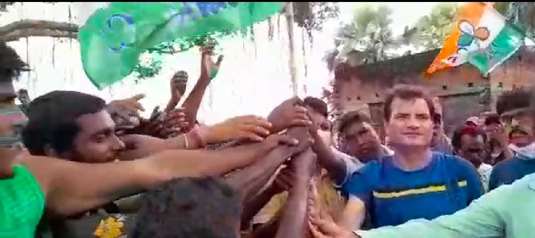 ডাঙ্গালপাড়া গ্রামে পরিদর্শন করলেন বারাবনি বিধায়ক